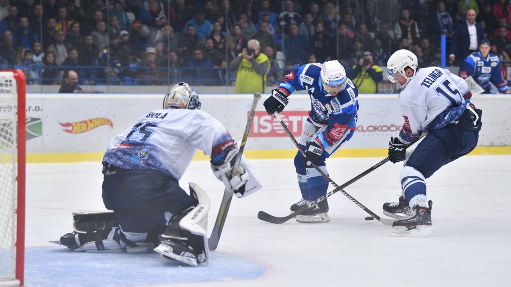 Tomáš Plekanec se snaží překonat Denise Godlu v utkání Kladna s Kometou