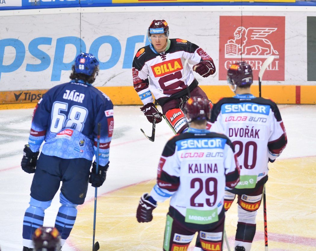 Hokejisté Sparty se radují z prvního gólu v utkání s Kladnem