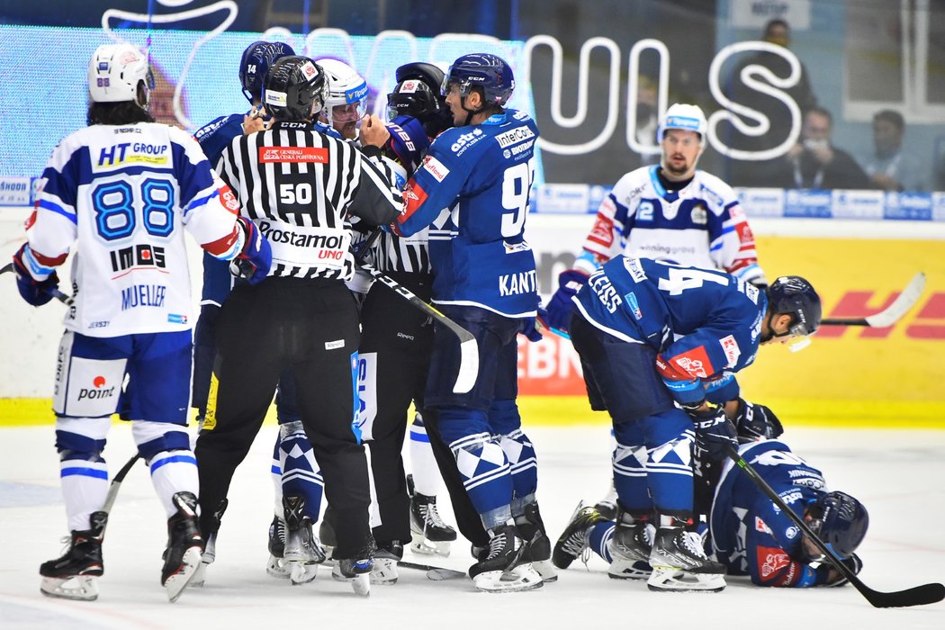 Strkanice před brankou Komety během utkání v Plzni