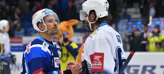 Tomáš Plekanec (vlevo) a Jaromír Jágr (vpravo) si po zápase podali ruce