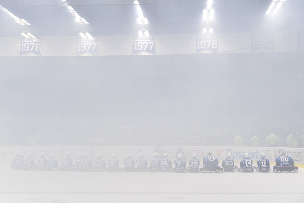 Hokejisté Komety během děkovačky, která nebyla na kladenském zimáku téměř vůbec vidět