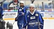 Brandon Magee (v popředí) a Peter Mueller (v pozadí) během tréninku Komety