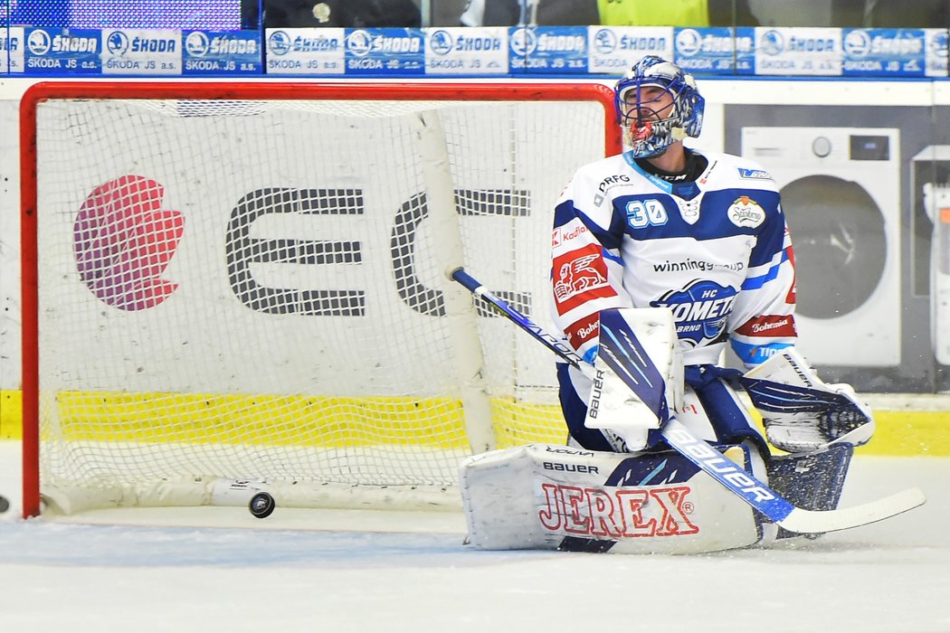 Překonaný brankář Komety Matej Tomek v zápase s Plzní