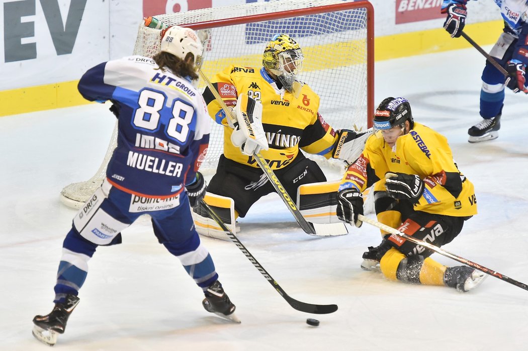 Útočník brněnské Komety Peter Mueller před brankou Litvínova