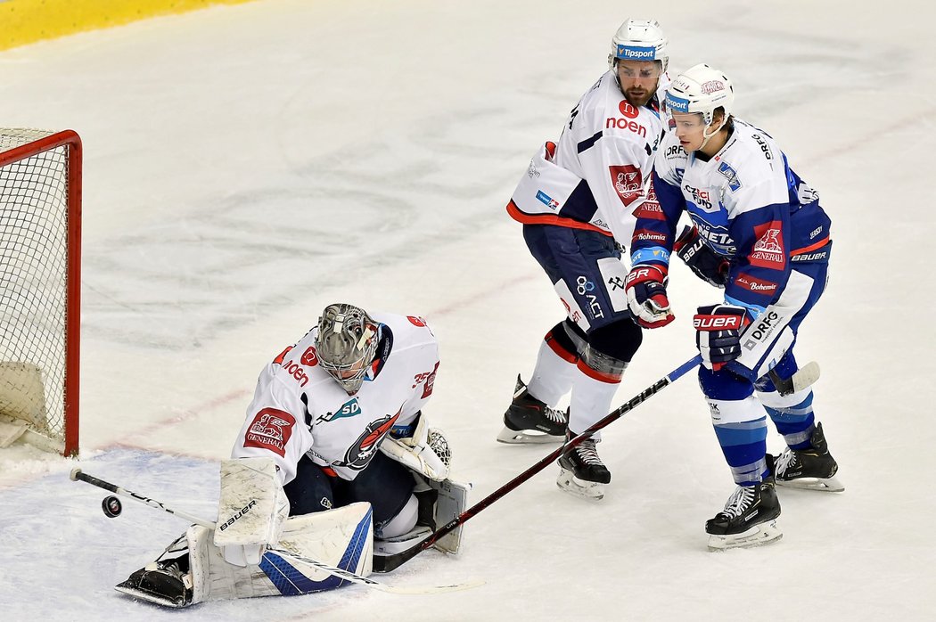 Alexandre Mallet (vpravo v popředí) v souboji s Petrem Koblasou (vpravo v pozadí), zatímco chomutovský brankář Justin Peters (vlevo) zasahuje