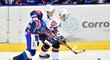 Tomáš Plekanec (vlevo) v souboji s Markem Tomicou (vpravo) během souboje Chomutov - Kometa Brno v rámci 27. kola Tipsport extraligy