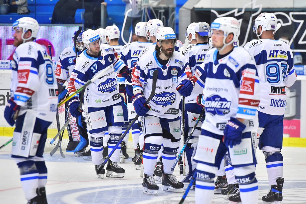 Hokejisté Komety Brno slaví cennou výhru na ledě Plzně po nájezdech