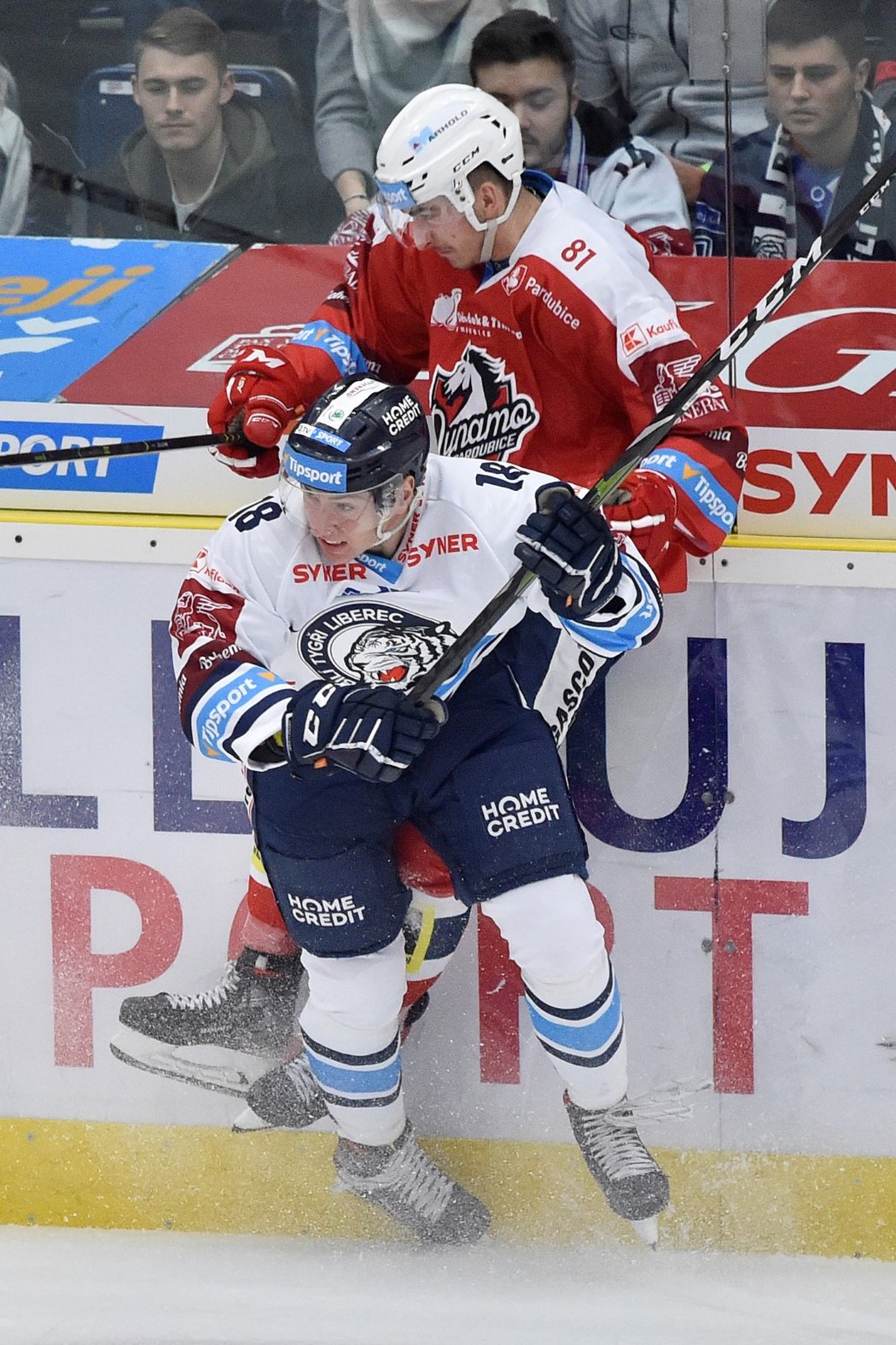 Jakub Rychlovský (v popředí) během souboje s Ondřejem Matýsem (v pozadí)