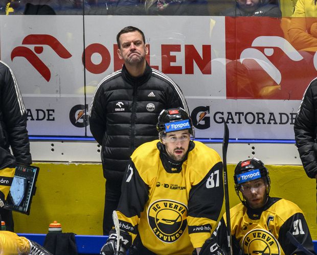 Zklamaný trenér Litvínova Karel Mlejnek v utkání proti Pardubicím Zklamaný trenér Litvínova Karel Mlejnek v utkání proti Pardubicím
