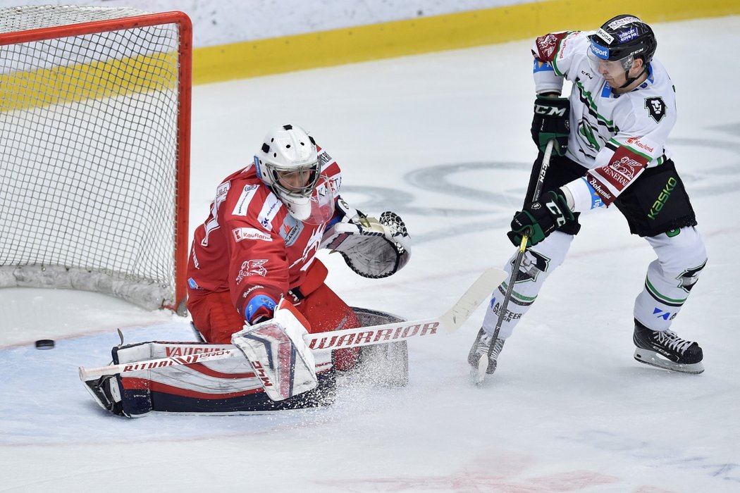 Jakub Štěpánek (vlevo) a Lukáš Pabiška (vpravo) během zápasu Mladá Boleslav - Třinec