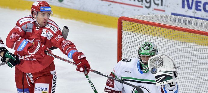 Wojciech Wolski (vlevo) se snaží tečovat kotouč před brankářem Bruslařů Gašperem Krošeljem (vpravo)