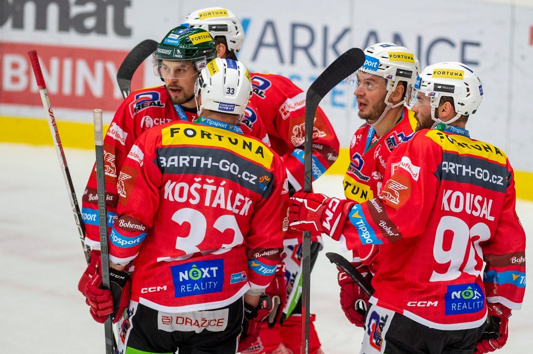 Pardubičtí hokejisté se radují z gólu na ledě českobudějovického Motoru