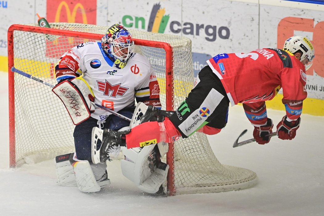 Po srážce s brankářem Českých Budějovic Dominikem Hrachovinou letí vzduchem ve 46. kole extraligy pardubický Tomáš Zohorna