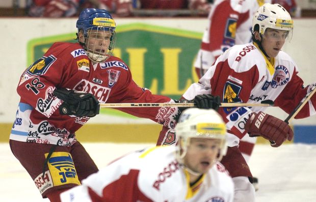 Milan Michálek nastupoval za České Budějovice v extralize ještě s mřížkou přes obličej Milan Michálek nastupoval za České Budějovice v extralize ještě s mřížkou přes obličej