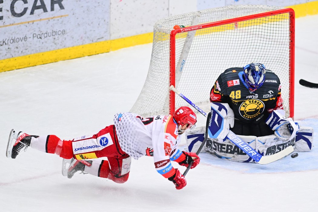 Slovenský gólman Matej Tomek zasahuje proti pokusu hradeckého Radka Pilaře