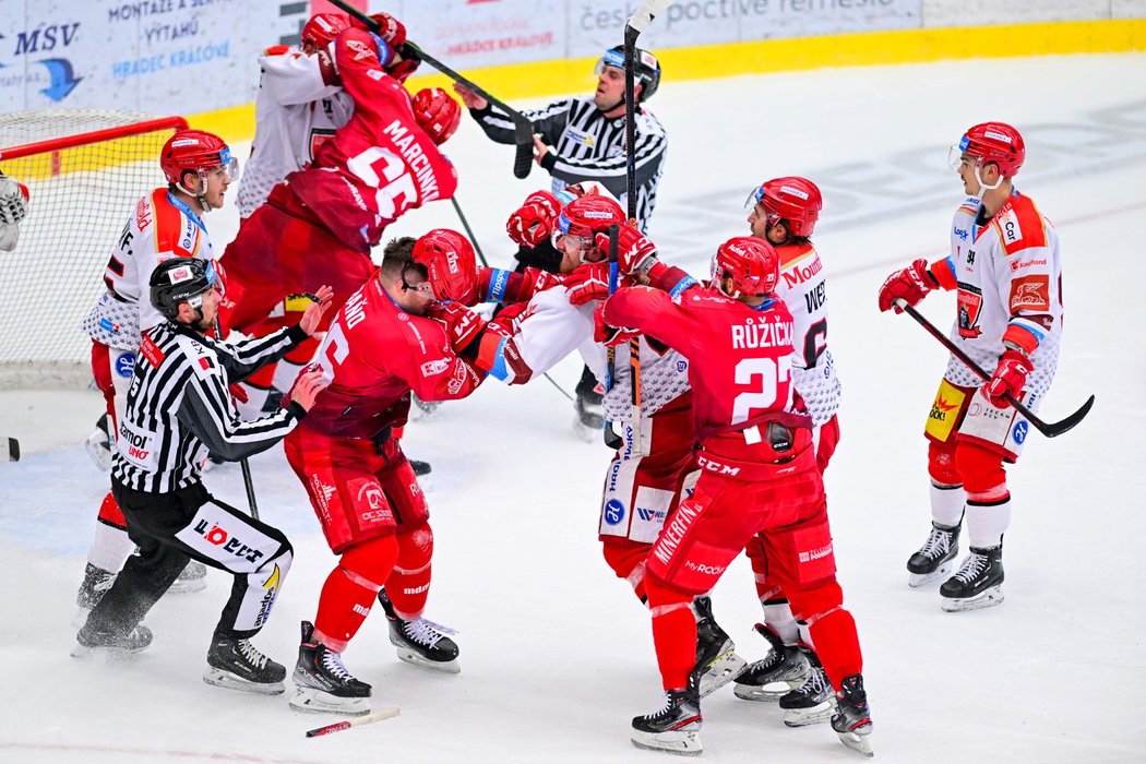 Strkanice v zápase Hradec - Třinec, v hlavních rolích domácí Petr Kalina a Ocelář Marko Daňo