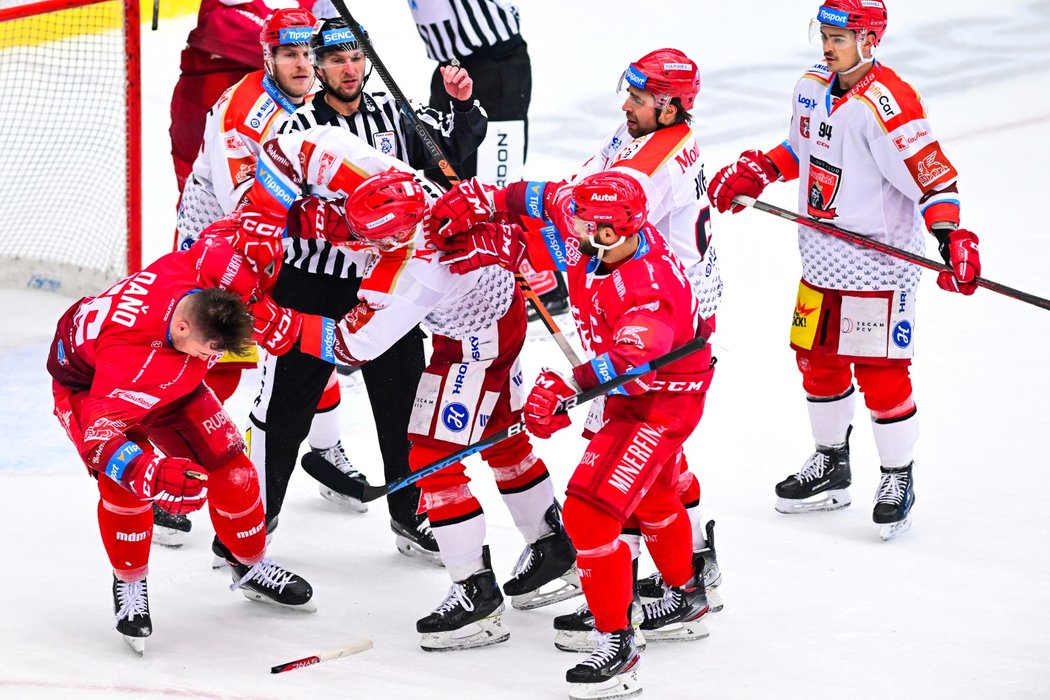 Strkanice v zápase Hradec - Třinec, v hlavních rolích domácí Petr Kalina a Ocelář Marko Daňo