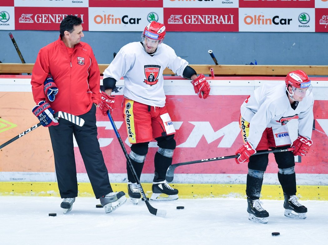 Vladimír Růžička si na prvním tréninku v Mountfieldu HK stihl poklábosit i se známými tvářemi z reprezentace