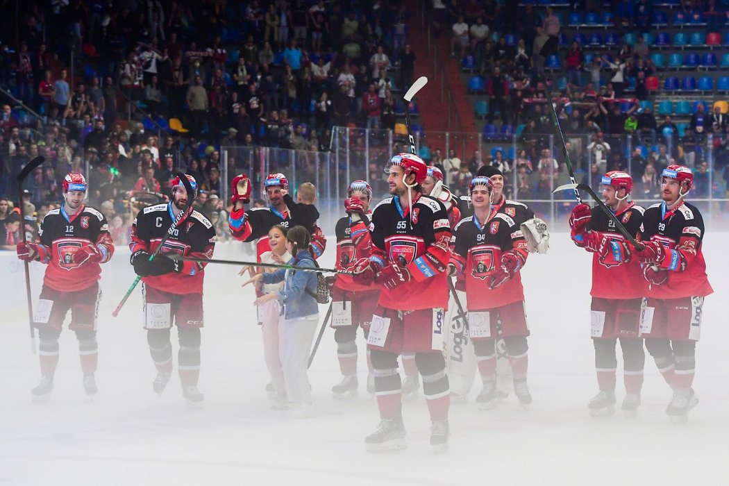 Spokojení hokejisté Hradce po otočce v derby s Pardubicemi