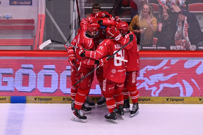 Třinec - Plzeň 3:2. Bleskový domácí obrat ve třetí třetině, třemi body zazářil Nestrašil Třinec - Plzeň 3:2. Bleskový domácí obrat ve třetí třetině, třemi body zazářil Nestrašil
