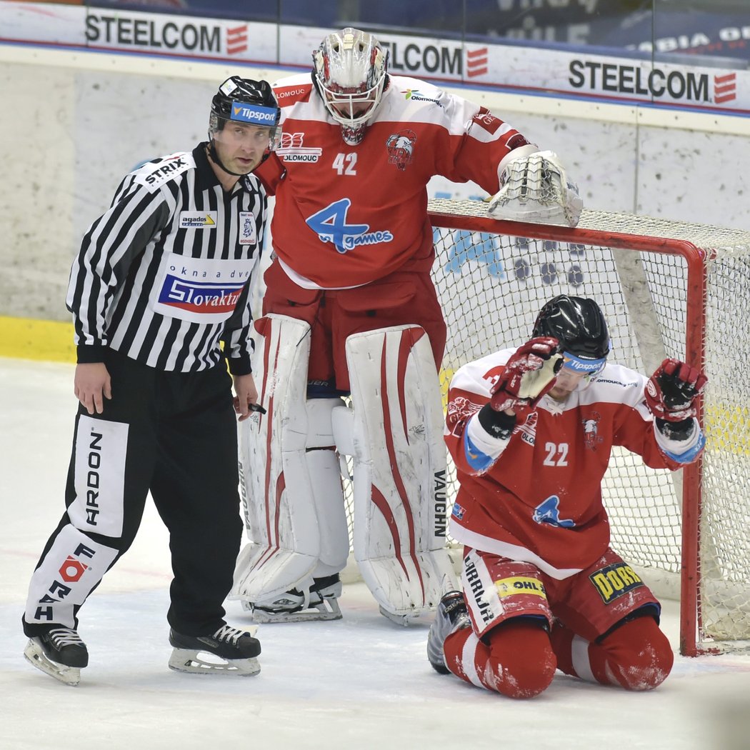 Branislav Konrád (vlevo) a Jan Jaroměřský (vpravo) během duelu s Vítkovicemi