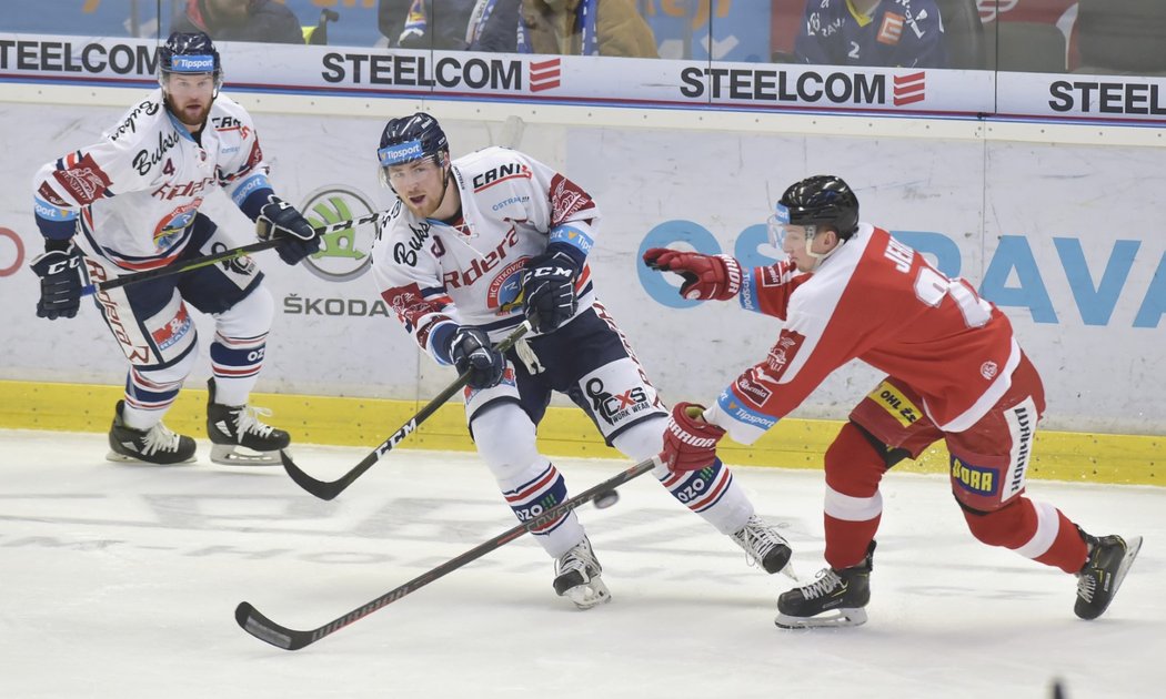 Zleva Petr Šidlík, Jakub Lev, Aleš Jergl během duelu Vítkovic s Olomoucí