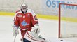 Branislav Konrád inkasuje z hokejky jednoho z vítkovických hráčů