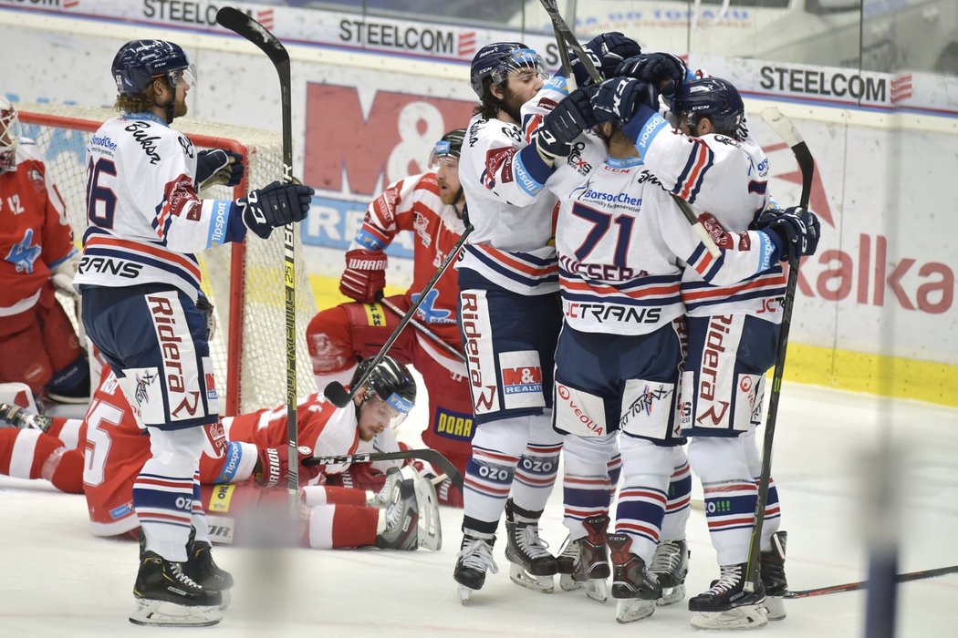 Vítkovičtí hráči se radují ze vstřelené branky v duelu s Olomoucí