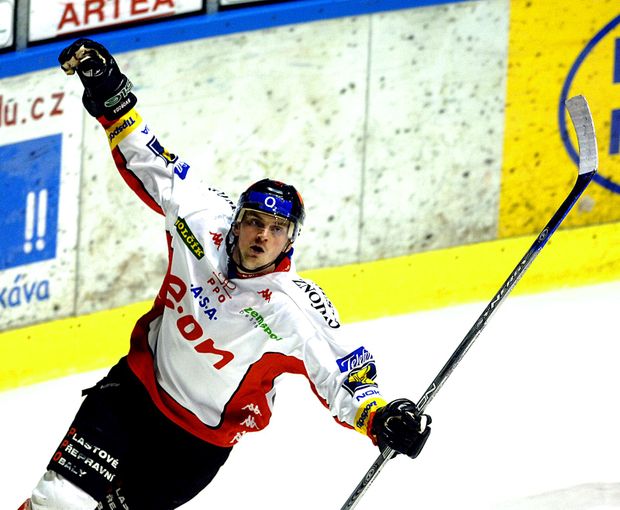 Znojemský útočník Jaroslav Svoboda předvedl ve čtvrtfinále 2007 totální blikanec proti Liboru Pivkovi z Pardubic Znojemský útočník Jaroslav Svoboda předvedl ve čtvrtfinále 2007 totální blikanec proti Liboru Pivkovi z Pardubic