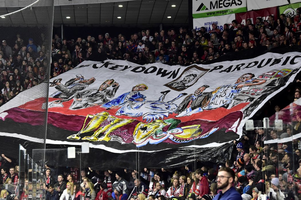 Choreo hradeckých fanoušků během derby