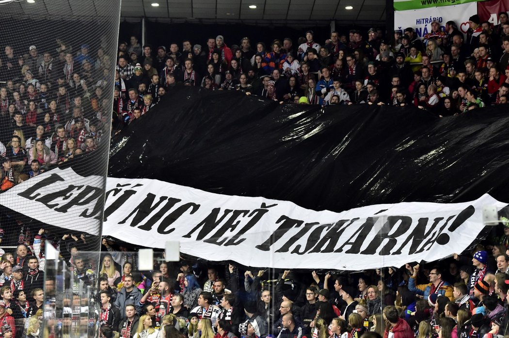 Choreo hradeckých fanoušků během derby mířené na své rivaly z Pardubic