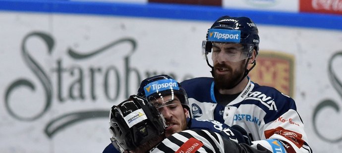 Play off bolí, Petr Gewiese (vpravo v pozadí) vypomáhá spoluhráči při šarvátce