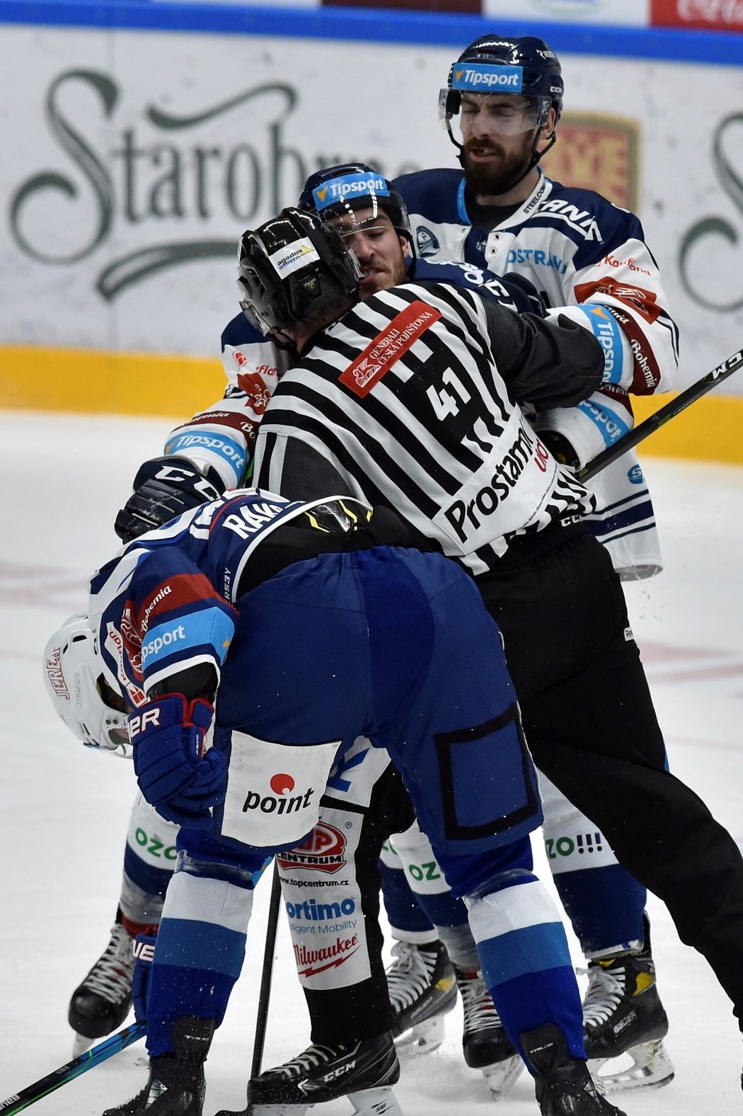 Play off bolí, Petr Gewiese (vpravo v pozadí) vypomáhá spoluhráči při šarvátce