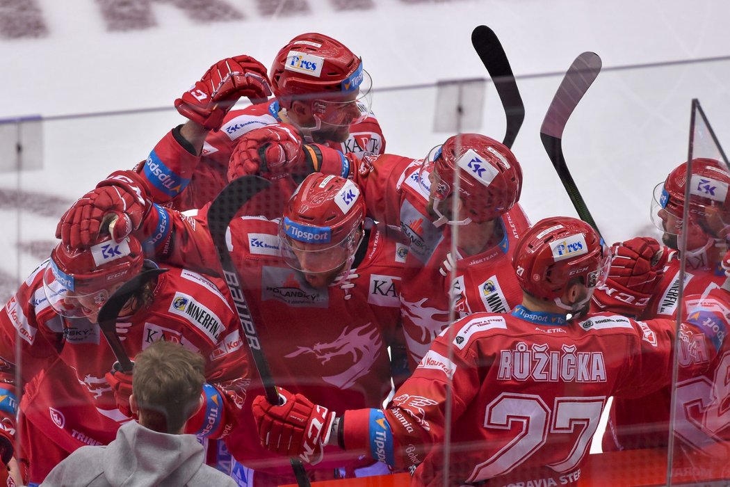 Třinečtí hokejisté se radují z první branky čtvrtfinále proti Kometě