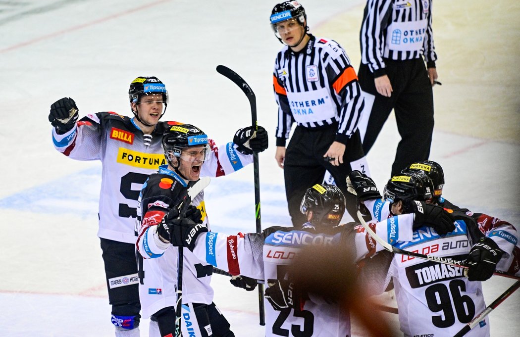 Sparťanští hokejisté se radují z trefy Olaviho Vauhkonena