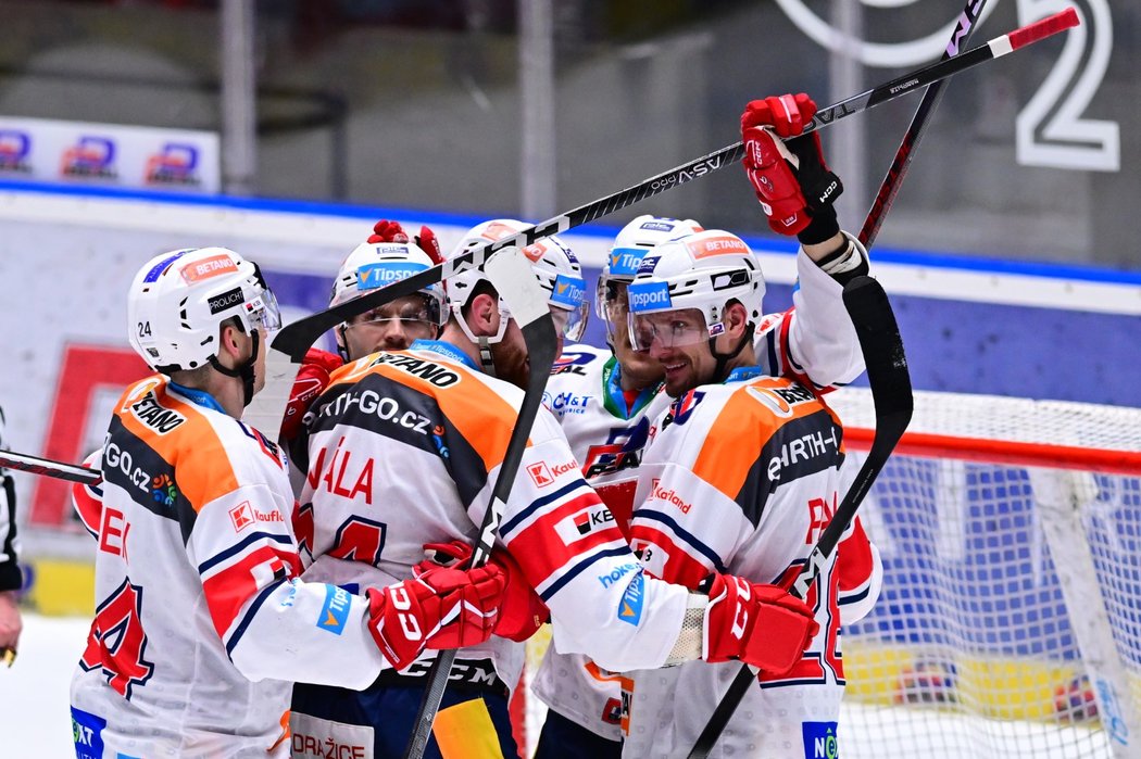 Pardubičtí hokejisté se radují z úvodní branky druhého čtvrtfinále, o kterou se postaral Tomáš Vondráček