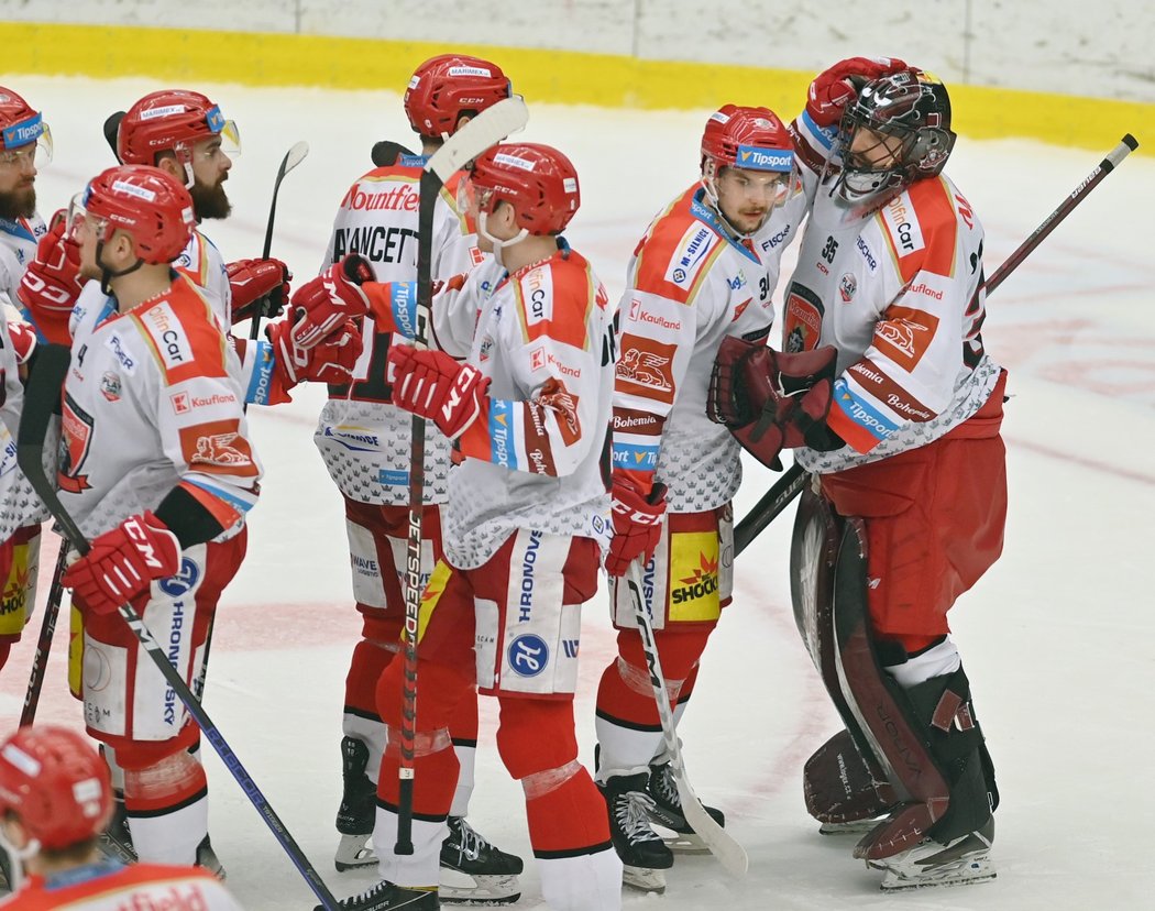 Hradečtí hokejisté se radují z výhry ve druhém čtvrtfinále proti Liberci