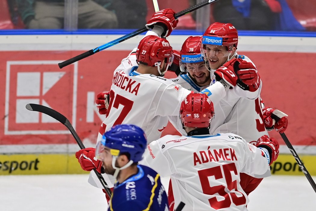 Třinečtí hokejisté se radují z úvodní branky třetího čtvrtfinále, kterou vstřelil Libor Hudáček