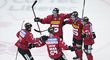 Sparťanští hokejisté se radují z pojišťující branky na 5:3, kterou vstřelil Ondřej Najman