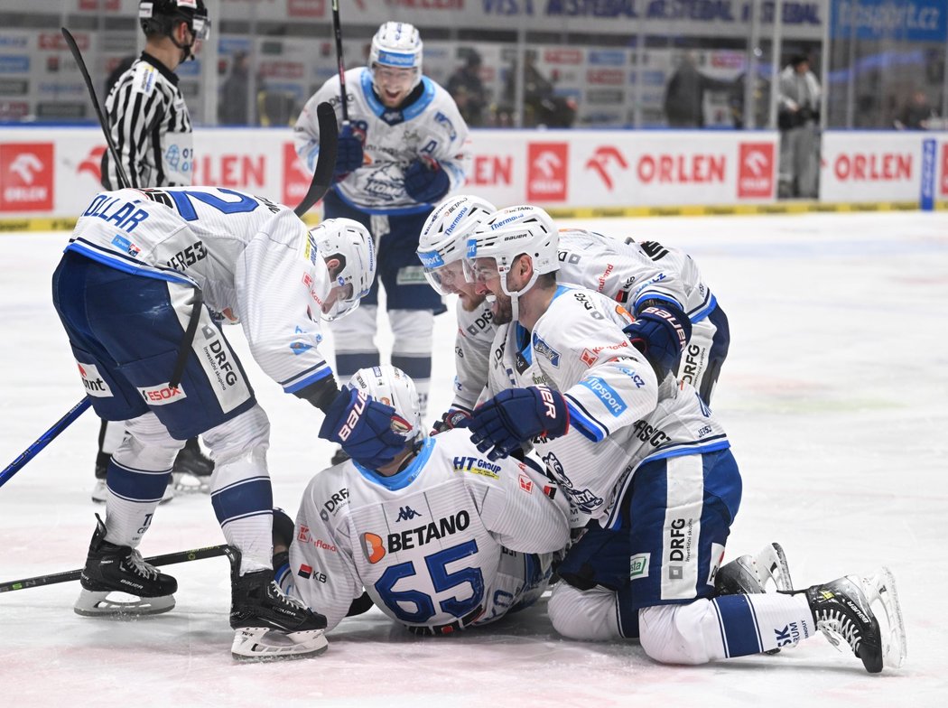 Brněnští hokejisté pomáhají zvednout z ledu Tomáše Marcinka, který srovnal stav zápasu na 1:1