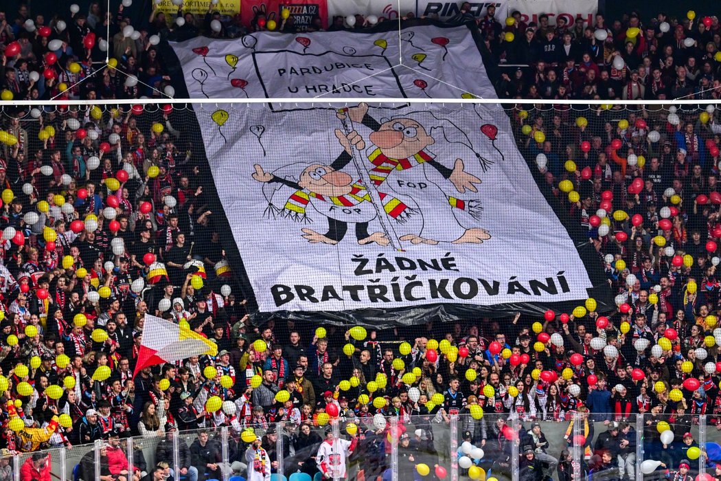 Žádné bratříčkování. Hradečtí fanoušci vytáhli ve třetím čtvrtfinálovém utkání transparent