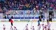 Hradečtí hokejisté děkují svým fanouškům po výhře ve třetím čtvrtfinále