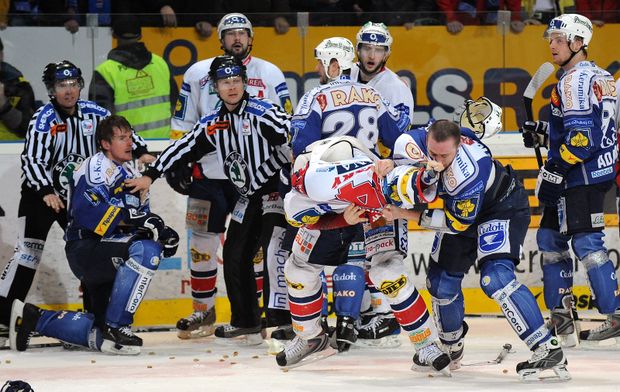 Ve čtvrtfinále 2009 předvedli ostrou bitku pardubický Jiří Cetkovský a Radek Matějovský, který plzeňský led opouštěl v krvi Ve čtvrtfinále 2009 předvedli ostrou bitku pardubický Jiří Cetkovský a Radek Matějovský, který plzeňský led opouštěl v krvi