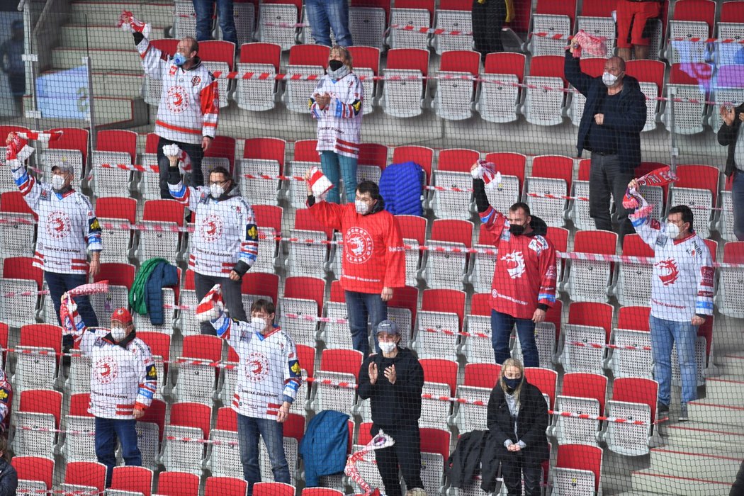 Na první finále dorazila i hrstka třineckých fanoušků, na finále dostaly kluby příležitost pustit 300 lidí