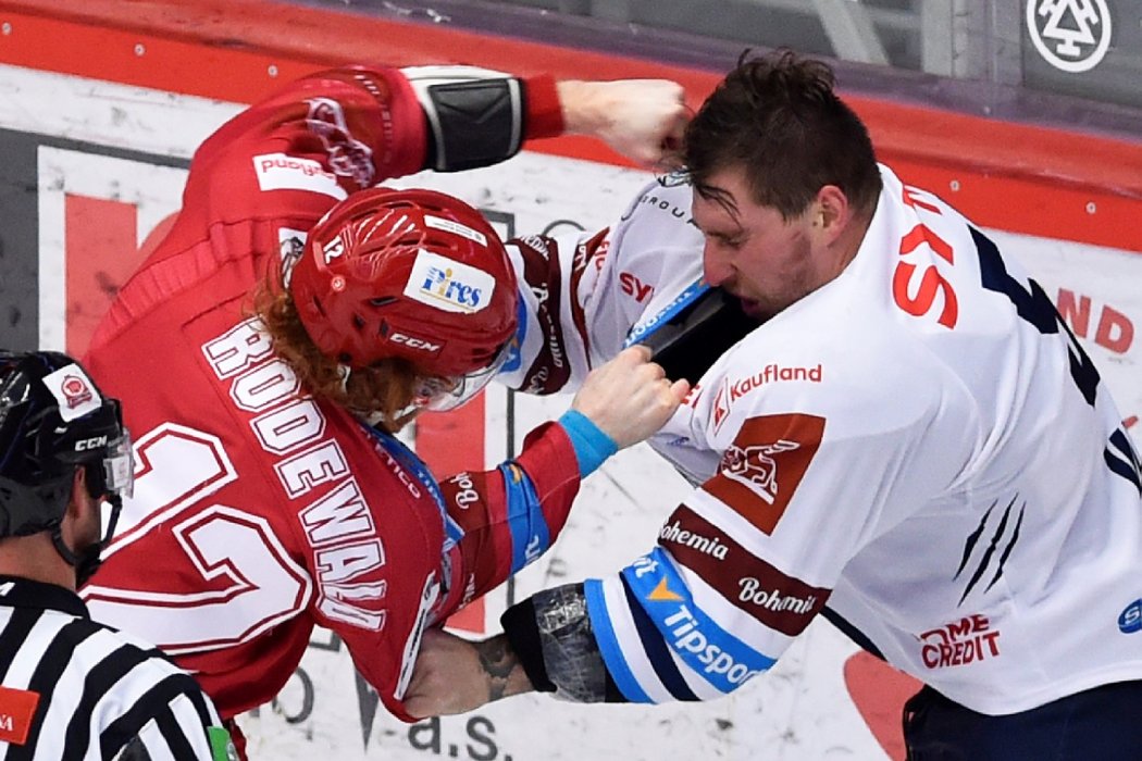 Jack Rodewald se ve druhé třetině pustil do ostré bitky s Jaroslavem Vlachem