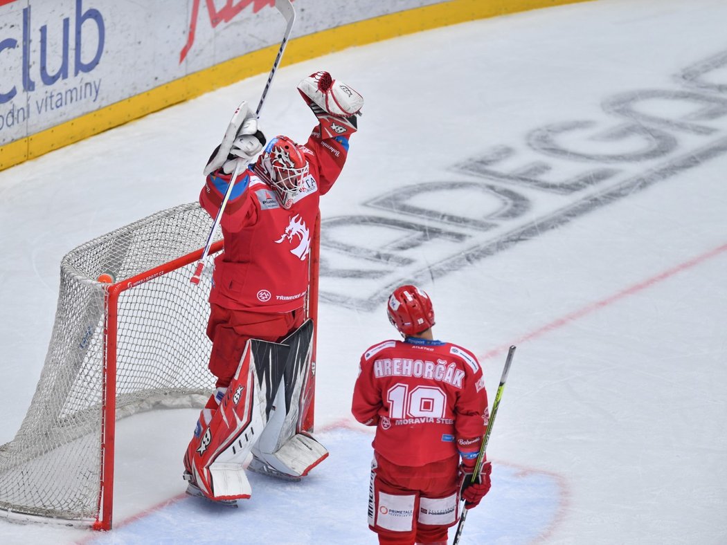 Ondřej Kacetl se raduje, Třinec ovládl první finále jasně 6:2