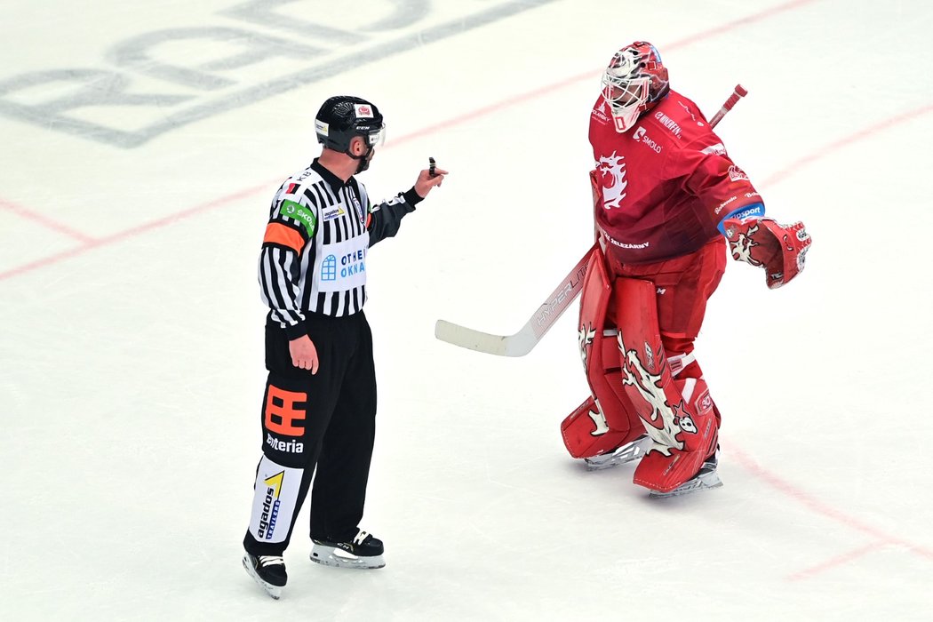 Třinecký brankář Ondřej Kacetl v debatě s hlavním rozhodčím