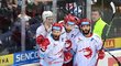 Třinečtí hokejisté se radují z vyrovnávací trefy Tomáše Marcinka