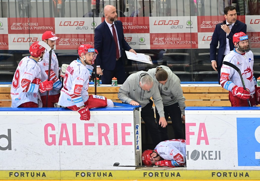 Třineckého obránce Milana Douderu zasáhla na střídačce mince do obličeje...