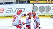 Třinečtí hokejisté se radují z gólu Vladimíra Draveckého
